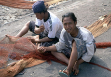 ampenan vissers repareren de netten
