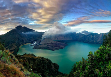 gunung-rinjani-lombok regelmatig vulkaan as uitwerpend