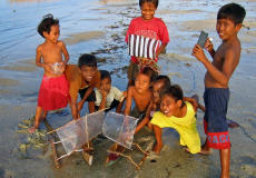 kids-lekker-aan-het-spelen-aanhet-strand-op-lombok