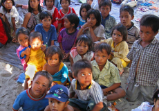 kids-van-de-lokale-bevolking-picknick-op-lombok