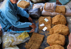 tabaks-verkoper-op-de-lokale-markt-op-lombok