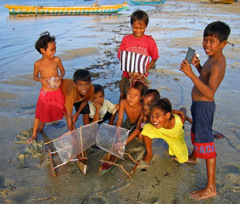 kids-lekker-aan-het-spelen-aanhet-strand-op-lombok