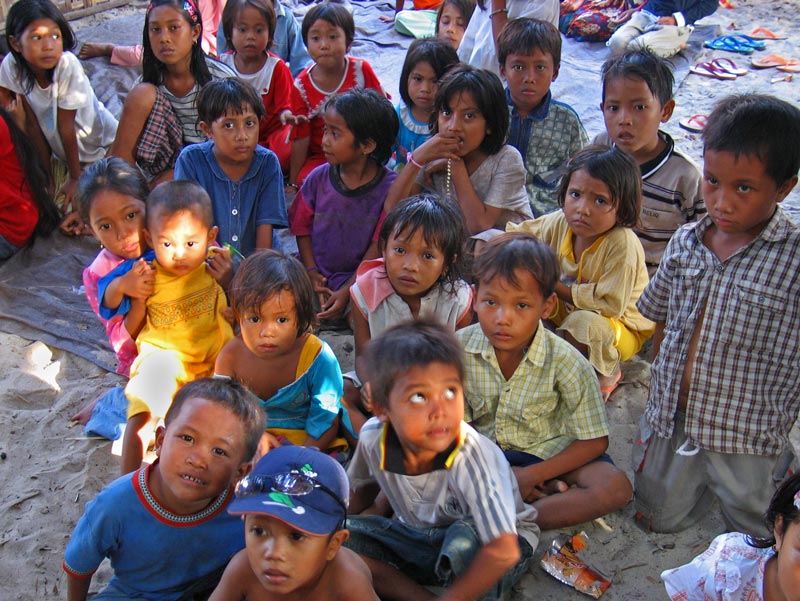 kids-van-de-lokale-bevolking-picknick-op-lombok