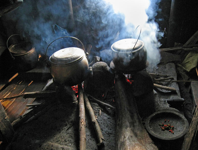 koken-in-een-kleine-kampong-in-de-bergen