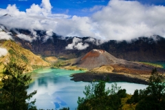 gunung-rinjani weer in ruste met een mooi uitzicht over het kratermeer
